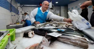 trabajador atendiendo en su pescadería