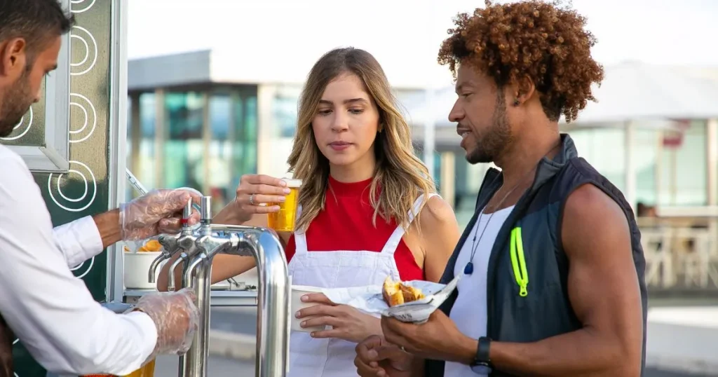 Camarero atendiendo a sus clientes