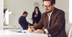 hombre rellena documentos para capitalizar el paro para montar una sl