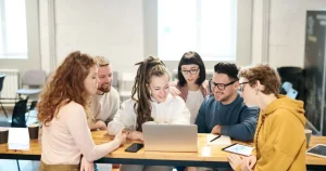 jóvenes emprendedores ideando negocios