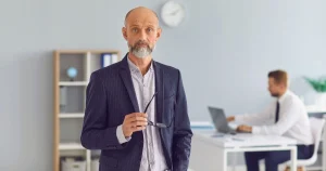 hombre de 50 años en su negocio