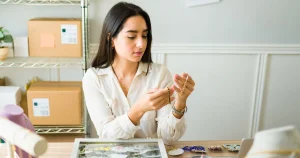 Mujer examinando sus joyas artesanas