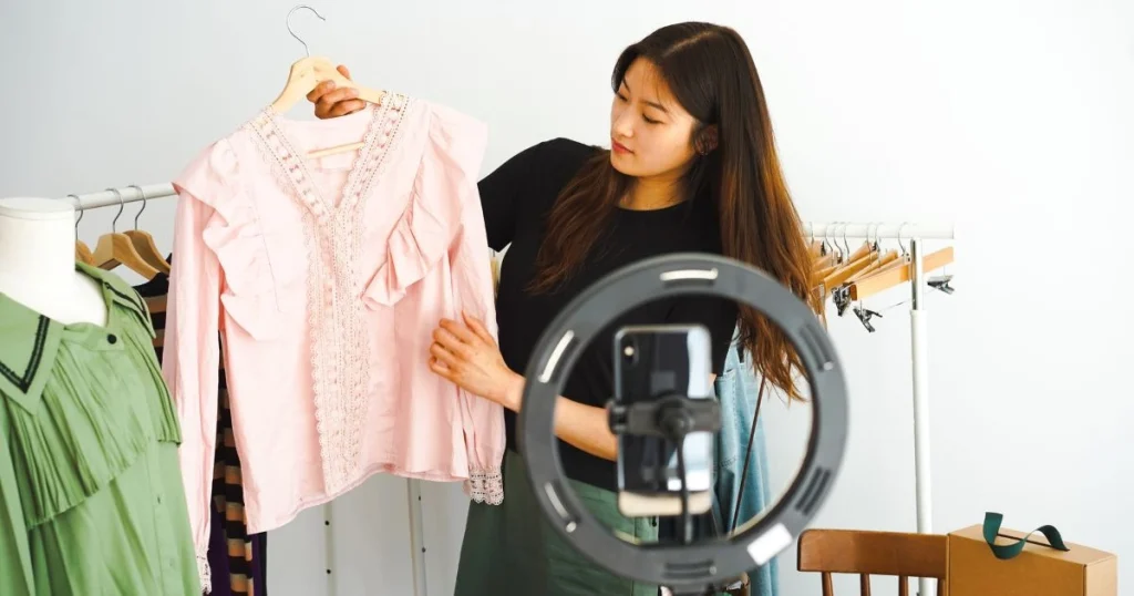 emprendedora fotografiando sus productos antes de subirlos a Etsy